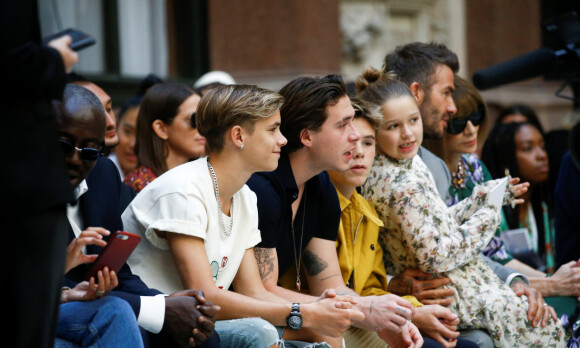 FØLGER SPENT MED: Becham-parets fire barn sitter spent og følger med på morens motevisning. Ved siden av David sitter også Vogue-redaktør Anna Wintour. Foto: NTB Scanpix FØLGER SPENT MED: Becham-parets fire barn sitter spent og følger med på morens motevisning. Ved siden av David sitter også Vogue-redaktør Anna Wintour. Foto: NTB Scanpix